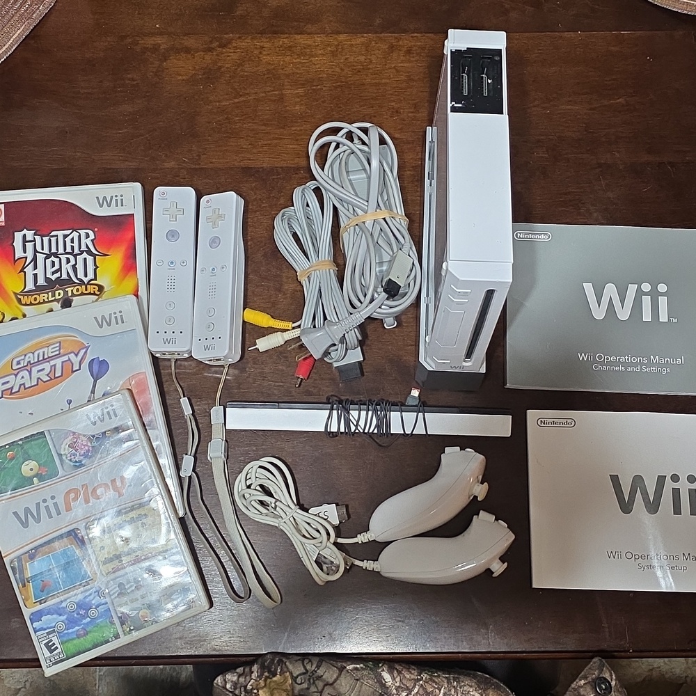 Nintendo Wii BUNDLE Console, Remotes, Numchucks & Games
